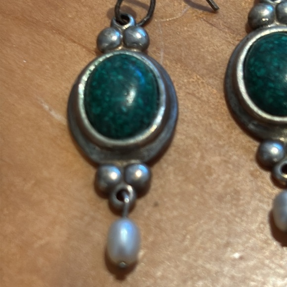 Silver (925) green stone and pearl dangle drop earrings. - Picture 2 of 4